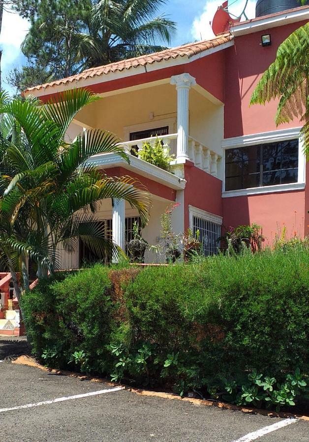 La Famosa Costillas A La Lena Jarabacoa Luaran gambar